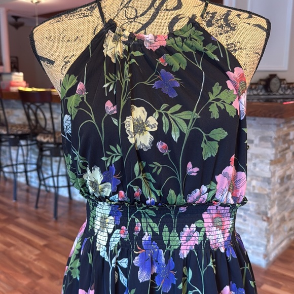 Express size medium floral top with cinched waist and keyhole closure - Picture 2 of 4